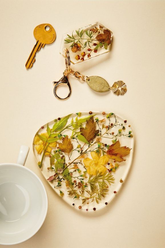 Make a Floral Resin Coaster and Keyring Make a Floral Resin Coaster and Keyring