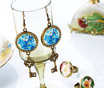 Embed vintage images in resin Earrings Embed vintage images in resin Earrings